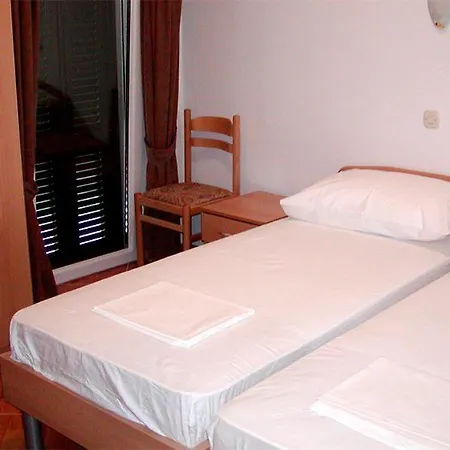 Pansion Knezovic 3* Baška Voda