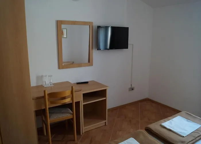 Pansion Knezovic 3* Baška Voda