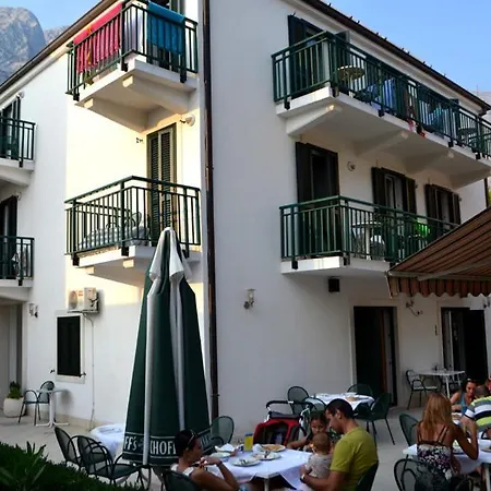 Pansion Knezovic Baška Voda