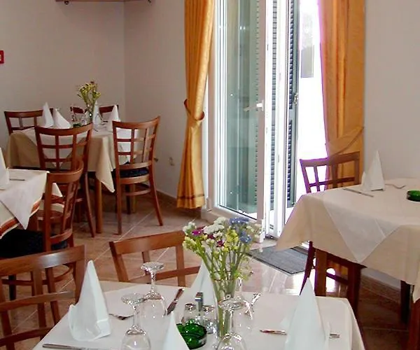 Pansion Knezovic 3* Baška Voda