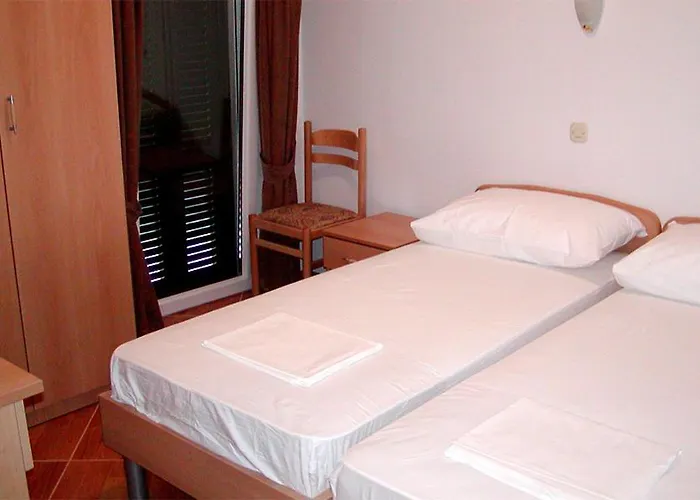 Pansion Knezovic 3* Baška Voda